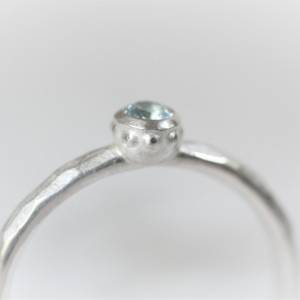 Topas Ring mit Struktur, blauer Topas, Stapelring, Sammelring, Silber 925, schmal, gehämmert und ziseliert, Goldschmiede Bild 8
