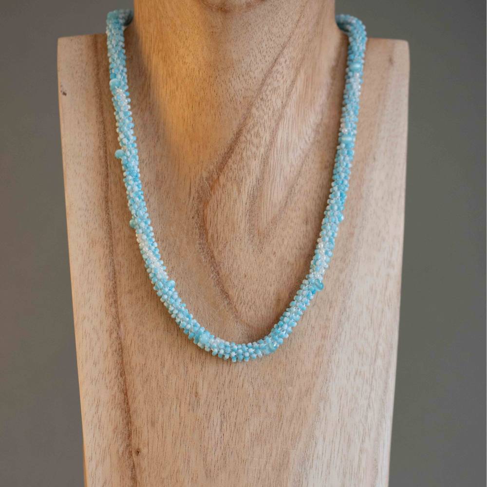 Halskette, Häkelkette hellblau weiß + größeren Einzelperlen,  Perlenkette, Glasperlen gehäkelt, Rocailles, Häkelschmuck Bild 1