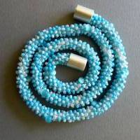 Halskette, Häkelkette hellblau weiß + größeren Einzelperlen,  Perlenkette, Glasperlen gehäkelt, Rocailles, Häkelschmuck Bild 2