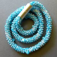 Halskette, Häkelkette hellblau weiß + größeren Einzelperlen,  Perlenkette, Glasperlen gehäkelt, Rocailles, Häkelschmuck Bild 3