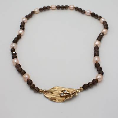Rauchquarz-Süßwasserperl-Kette mit vergoldeter Vorderschließe