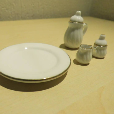 Miniatur Porzellan Kaffeeservice - Kernstück -   für das Puppenhaus oder zur Dekoration oder zum Basteln - Puppenhaus