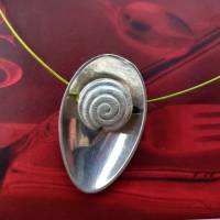 Besteckschmuck Collier *Mediterran Snail*  Schnecke auf Kaffeelöffel am hellgrünen Stahlband Bild 1
