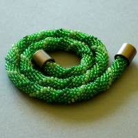 Glasperlenkette, grün irisierend, 45 cm, Häkelkette, Kette, Halskette aus Perlen gehäkelt, Perlenkette, Glasperlen, Schm Bild 2