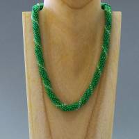 Glasperlenkette Spirale Relief, grün irisierend, 45 cm, Häkelkette, Halskette gehäkelt, Perlenkette, Rocailles Bild 3