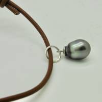 Tahiti-Perle Kettenanhänger 10/12mm an einer sportlichen Lederkette Bild 3