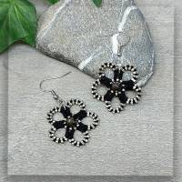 Ohrringe Blume in Schwarz Silber geknotet aus Baumwollgarn Edelstahl Ohrhaken Bild 1