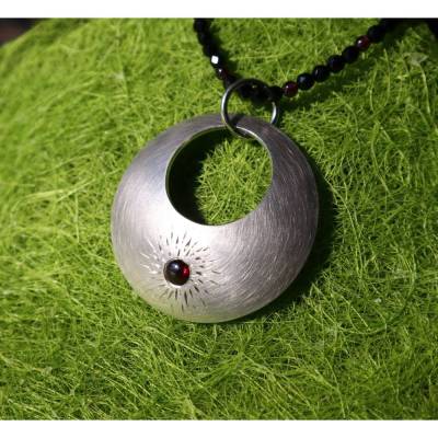 Amulett mit Granat, großer Silberanhänger