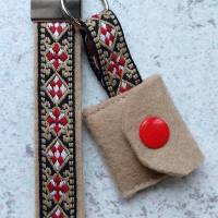 Schlüsselanhänger / Taschenanhänger mit Chiptäschchen aus Filz in Beige Bild 1