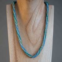 Halskette, Häkelkette türkis grün silber, Länge 49 cm, Perlenkette Spirale aus Glasperlen gehäkelt, Rocailles, Bild 2