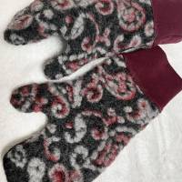 Handschuhe, Fäustlinge, aus weichem und warmem Wollwalk in rot und verschiedenen Grautönen, mit softem Bündchen Bild 2