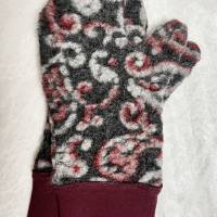 Handschuhe, Fäustlinge, aus weichem und warmem Wollwalk in rot und verschiedenen Grautönen, mit softem Bündchen Bild 3
