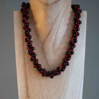 Halskette, Häkelkette rot und schwarz, Länge 45 cm, Perlenkette aus Glasperlenmix gehäkelt, Rocailles, Häkelschmuck Bild 2