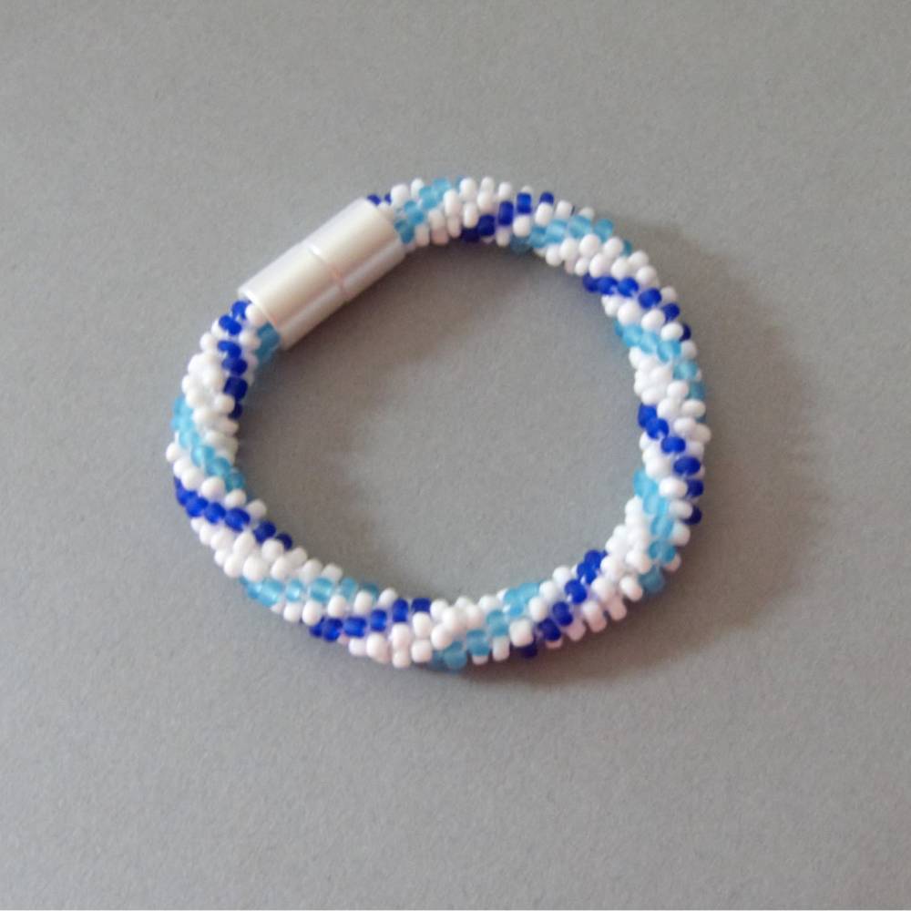 Armband, Häkelarmband blau türkis weiß, Länge 20 cm, aus Perlen gehäkelt, Glasperlen, Magnetverschluss, Schmuck Bild 1
