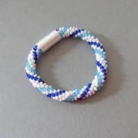 Armband, Häkelarmband blau türkis weiß, Länge 20 cm, aus Rocailles gehäkelt, Magnetverschluß Bild 1