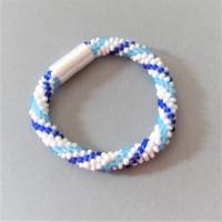 Armband, Häkelarmband blau türkis weiß, Länge 20 cm, aus Perlen gehäkelt, Glasperlen, Magnetverschluss, Schmuck Bild 2