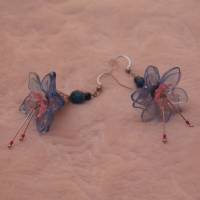 Ohrhänger in Blütenform in blau und rosa Bild 4