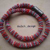 Häkelkette, gehäkelte Perlenkette * Fröhlicher Flickenteppich grau - rot Bild 1