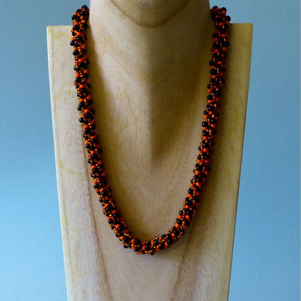Halskette, Häkelkette im Mix orange + schwarz, 46 cm, Perlenkette aus Glasperlen gehäkelt, Rocailles, Häkelschmuck Bild 1