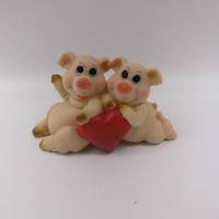 Schweine Paar Liebespaar auf ein rotes Herz gelehnt- passend als  Tischdeko Tortendekoration für Hochzeit Valentinstag Bild 1