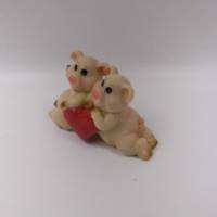 Schweine Paar Liebespaar auf ein rotes Herz gelehnt- passend als  Tischdeko Tortendekoration für Hochzeit Valentinstag Bild 3