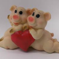 Schweine Paar Liebespaar auf ein rotes Herz gelehnt- passend als  Tischdeko Tortendekoration für Hochzeit Valentinstag Bild 4
