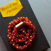 Halskette, Häkelkette rot trifft gold, Länge 49 cm, Perlenkette aus Perlenmix gehäkelt, Rocailles, Häkelschmuck Bild 4