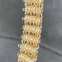 hand gestricktes, goldfarbenes Kupfer-Collier / Schlauchkette / Halsreif mit Magnetverschluss und eingestrickten Rocaill Bild 4