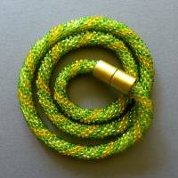 Halskette, Häkelkette gelb und grün, Länge 51 cm, Perlenkette aus Glasperlen gehäkelt, Rocailles, Häkelschmuck Bild 1