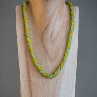 Halskette, Häkelkette gelb und grün, Länge 51 cm, Perlenkette aus Glasperlen gehäkelt, Rocailles, Häkelschmuck Bild 2
