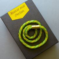 Halskette Spirale, Häkelkette gelb und grün, Länge 51 cm, Perlenkette aus Glasperlen gehäkelt, Rocailles Bild 4