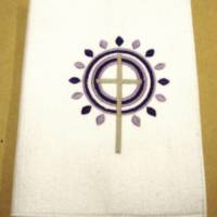 Gotteslobhülle handgefertigt Filz 3mm weiss Kreuz Kreise Strahlen lila flied personalisierbar Name und Datum bestickt Bild 1