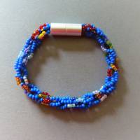 Armband, Häkelarmband bleistiftblau mit bunt, Länge 20 cm, aus Rocailles gehäkelt, Magnetverschluß Bild 1