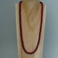 lange Häkelkette, rot in rot, Länge 63 cm, Halskette aus Rocailles gehäkelt, Perlenkette, Glasperlen, Schmuck Bild 2