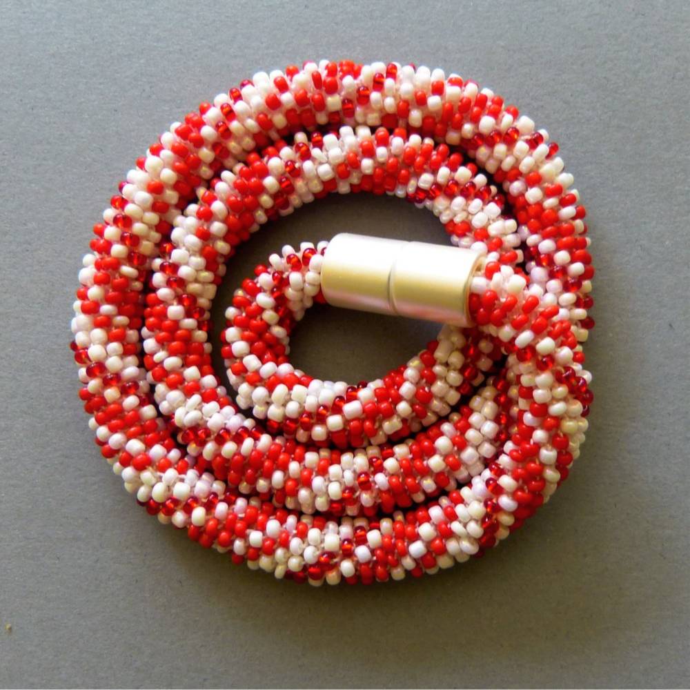 Halskette, Häkelkette in rot und weiß, Länge 47 cm, Perlenkette aus Glasperlen gehäkelt, Rocailles, Häkelschmuck Bild 1