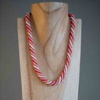 Halskette, Häkelkette in rot und weiß, Länge 47 cm, Perlenkette aus Glasperlen gehäkelt, Rocailles, Häkelschmuck Bild 2
