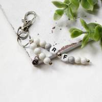 personalisierter Schlüsselanhänger • Perlen | Farbwahl | Geschenkidee Bild 1