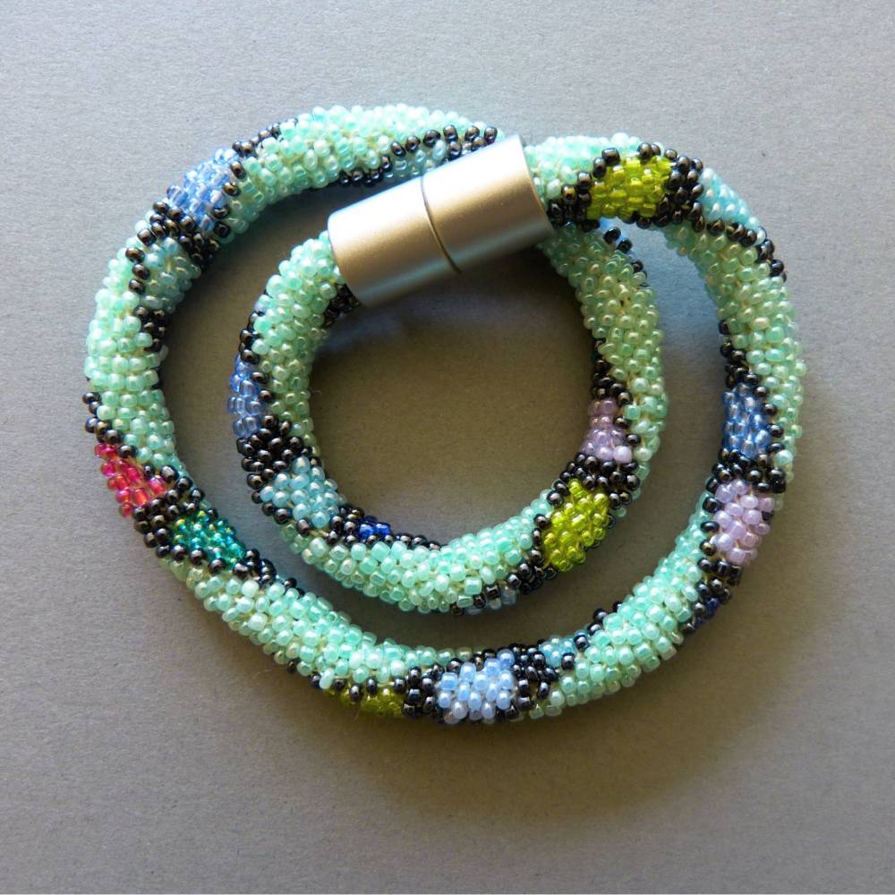 Halskette, Häkelkette pastell mit farbigen Rauten, 41 cm, Perlenkette aus Glasperlen gehäkelt, Rocailles, Schmuck Bild 1