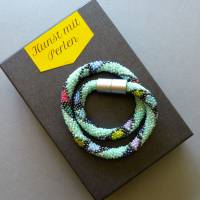 Halskette, Häkelkette pastell mit farbigen Rauten, 41 cm, Perlenkette aus Glasperlen gehäkelt, Rocailles, Schmuck Bild 2