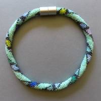 Halskette Rauten, Häkelkette pastell mit farbigen Rauten, 41 cm, Perlenkette aus Glasperlen gehäkelt, Rocailles Bild 3