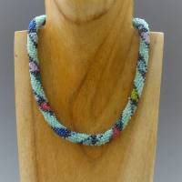 Halskette, Häkelkette pastell mit farbigen Rauten, 41 cm, Perlenkette aus Glasperlen gehäkelt, Rocailles, Schmuck Bild 4
