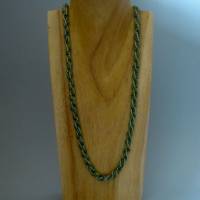 lange Halskette, Häkelkette in Grüntönen, Länge 78 cm, Perlenkette aus Rocailles gehäkelt, Rocailles, Häkelschmuck Bild 2