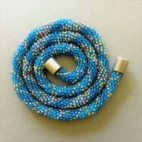 Halskette Spirale, Häkelkette in türkis silber, 59 cm, Perlenkette,  Rocailles gehäkelt, Häkelschmuck Bild 1