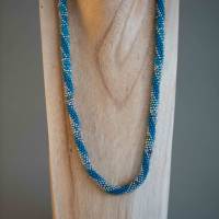 Halskette Spirale, Häkelkette in türkis silber, 59 cm, Perlenkette,  Rocailles gehäkelt, Häkelschmuck Bild 2