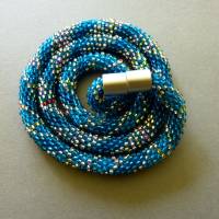 Halskette Spirale, Häkelkette in türkis silber, 59 cm, Perlenkette,  Rocailles gehäkelt, Häkelschmuck Bild 3