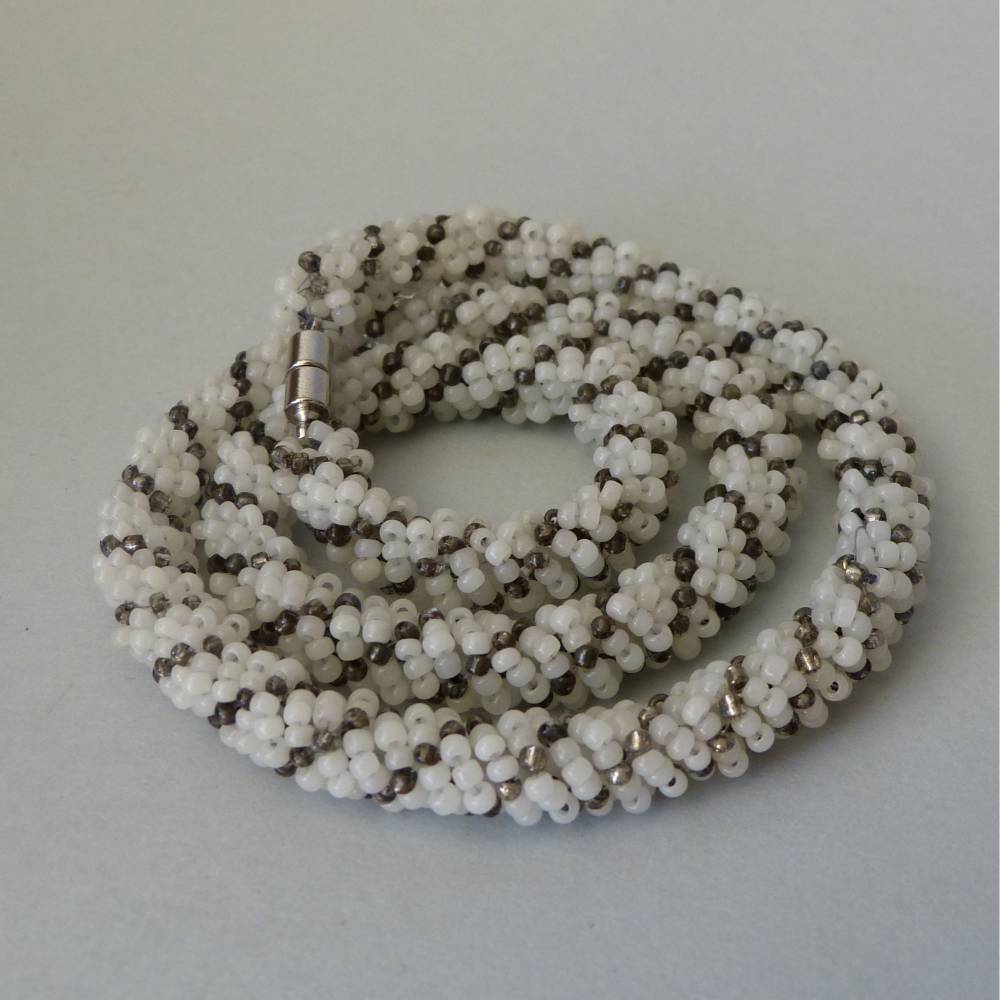 Häkelkette in weiß und grau, Länge 48 cm, Halskette aus kleinen Perlen gehäkelt, Perlenkette, Glasperlen, Schmuck Bild 1