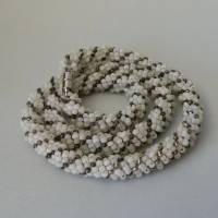 Häkelkette Spirale in weiß und grau, Länge 48 cm, Halskette aus kleinen Perlen gehäkelt, Perlenkette, Rocailles Bild 1