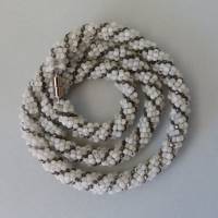 Häkelkette Spirale in weiß und grau, Länge 48 cm, Halskette aus kleinen Perlen gehäkelt, Perlenkette, Rocailles Bild 2