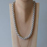Häkelkette Spirale in weiß und grau, Länge 48 cm, Halskette aus kleinen Perlen gehäkelt, Perlenkette, Rocailles Bild 3