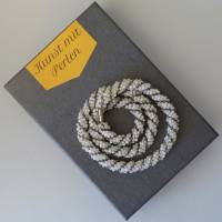 Häkelkette Spirale in weiß und grau, Länge 48 cm, Halskette aus kleinen Perlen gehäkelt, Perlenkette, Rocailles Bild 4